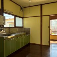 鎌倉市由比ガ浜二丁目の賃貸物件/キッチン｜レトロで小ぶりなサイズ。ひとり暮らし用の大きさです