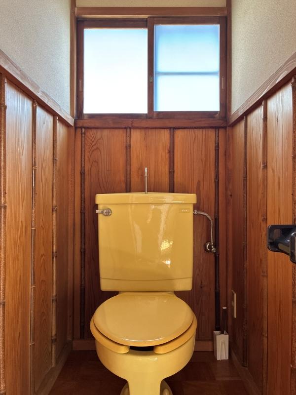 鎌倉市由比ガ浜二丁目の賃貸物件/トイレ｜竹を使った壁造作。水まわりとはいえ、造りが凝っています