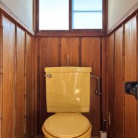 鎌倉市由比ガ浜二丁目の賃貸物件/トイレ｜竹を使った壁造作。水まわりとはいえ、造りが凝っています