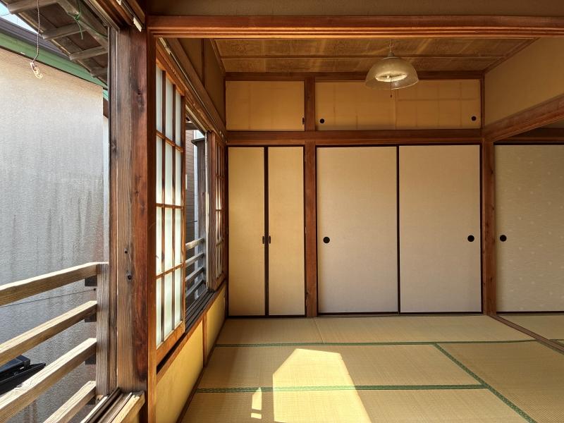 鎌倉市由比ガ浜二丁目の賃貸物件/和室1｜造作柱、腰窓の手摺、垂木の見える軒天井。昔の大工のいい仕事っぷりが見えます