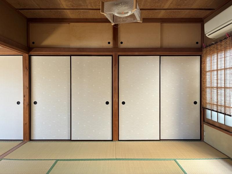 鎌倉市由比ガ浜二丁目の賃貸物件/和室2｜壁一面の押入れ。窓のすだれも雰囲気にあっています