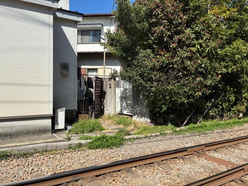 鎌倉市由比ガ浜二丁目の賃貸物件/家までの道のり｜線路から細い脇道にひょいっと入ります