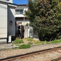 鎌倉市由比ガ浜二丁目の賃貸物件/家までの道のり｜線路から細い脇道にひょいっと入ります
