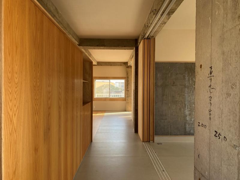 横浜市金沢区寺前一丁目の賃貸物件/玄関から室内を見る