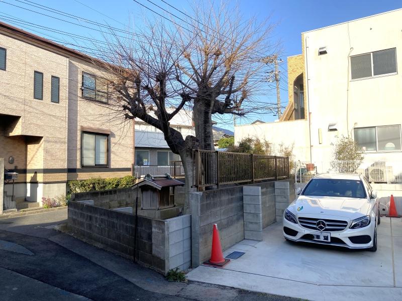 横浜市金沢区寺前一丁目の賃貸物件/駐車場│建物から出てすぐ、白い車の停車位置