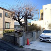 横浜市金沢区寺前一丁目の賃貸物件/駐車場│建物から出てすぐ、白い車の停車位置