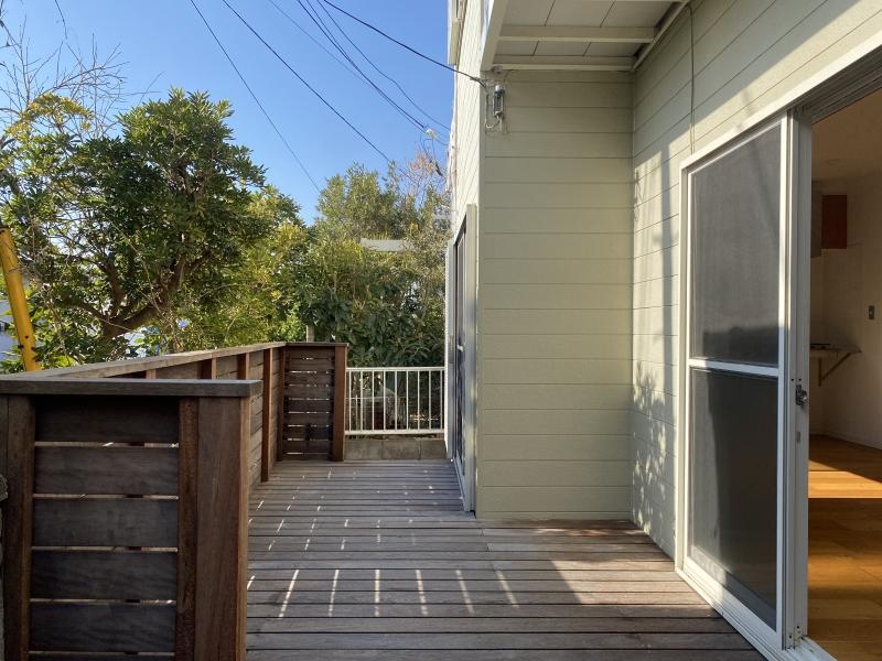 横須賀市秋谷一丁目の賃貸物件/LDKからつながるウッドデッキ