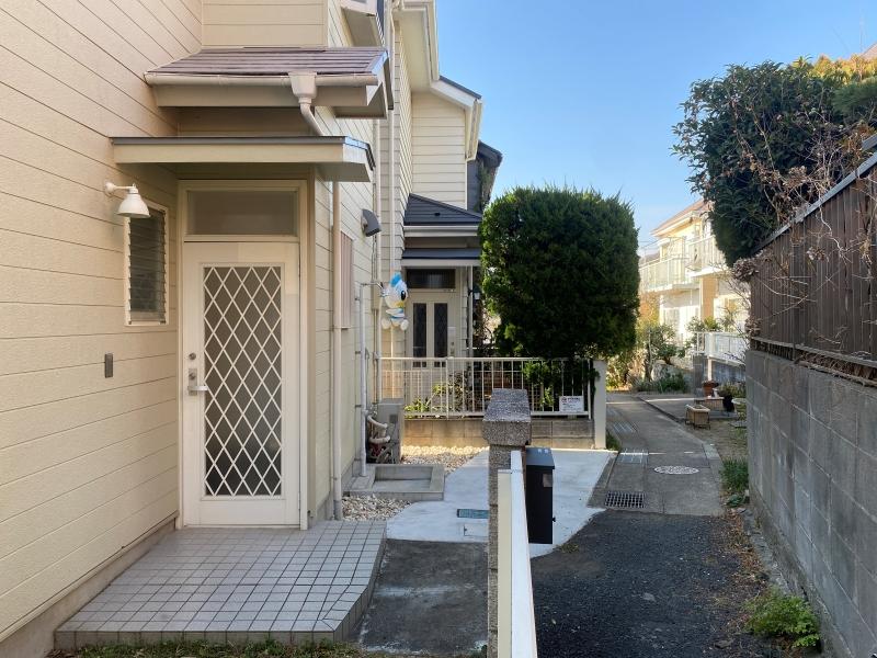 横須賀市秋谷一丁目の賃貸物件/玄関前│自転車やバイクも停められるスペースがあります