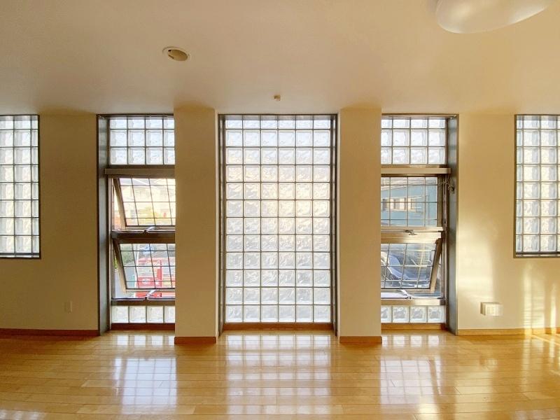 鎌倉市材木座三丁目の賃貸物件/窓を開けると街を歩く人々の声や犬の鳴き声、車の陽気な音楽がうっすらと聴こえてきます