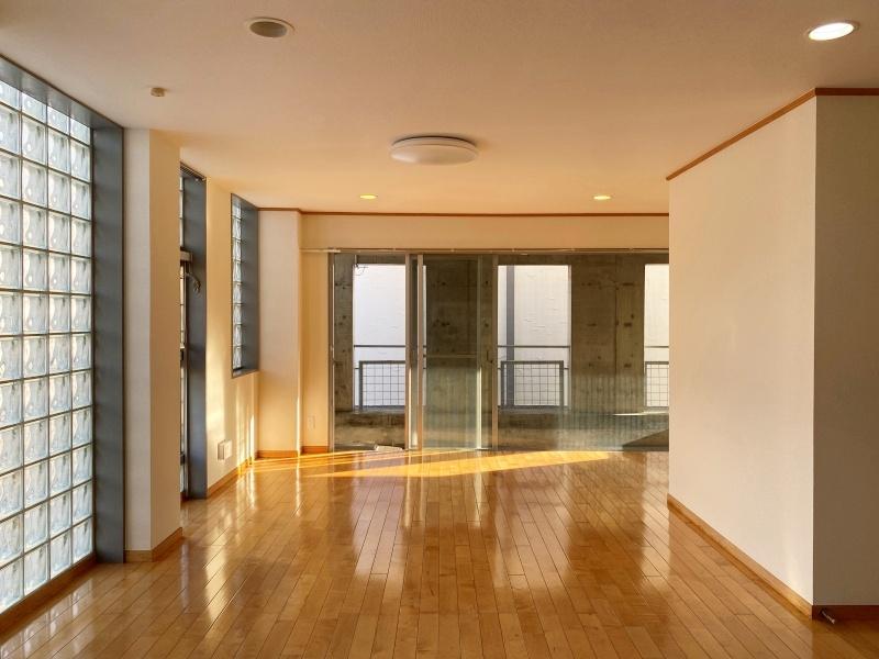 鎌倉市材木座三丁目の賃貸物件/24帖の広々としたLDK│ガラスブロックとバルコニーからの明かりで満たされます