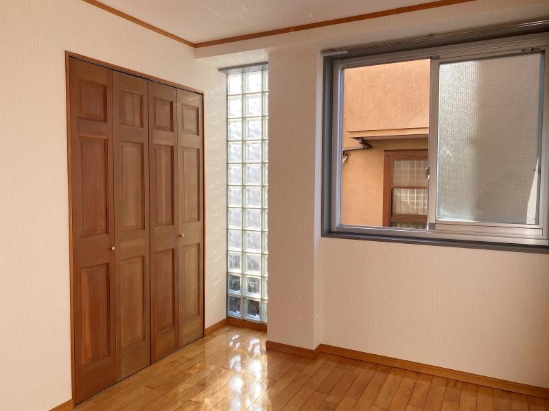 鎌倉市材木座三丁目の賃貸物件/洋室5.2帖│洋室にガラスブロックがあるのは、この部屋だけ
