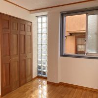 鎌倉市材木座三丁目の賃貸物件/洋室5.2帖│洋室にガラスブロックがあるのは、この部屋だけ