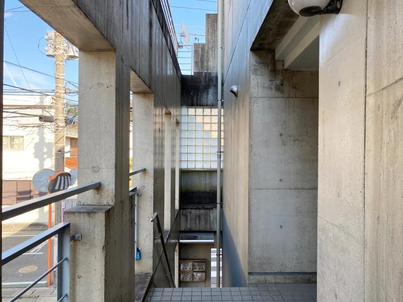 鎌倉市材木座三丁目の賃貸物件/共有部│コンクリートとガラスブロックの調和が美しい