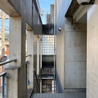 鎌倉市材木座三丁目の賃貸物件/共有部│コンクリートとガラスブロックの調和が美しい