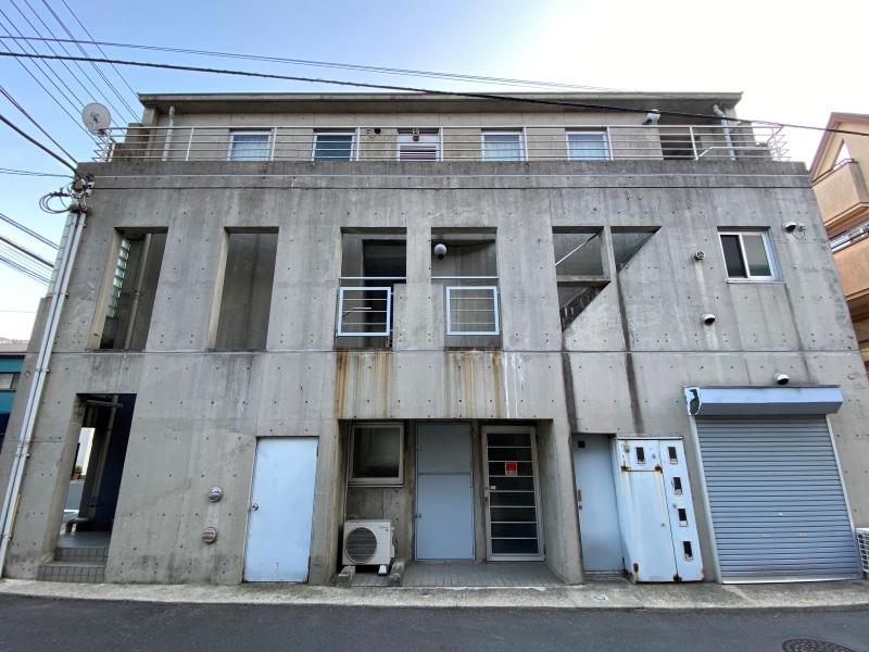 鎌倉市材木座三丁目の賃貸物件/外観│オレンジ色の表面と異なり、側面はコンクリートの無機質な空間