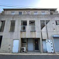 鎌倉市材木座三丁目の賃貸物件/外観│オレンジ色の表面と異なり、側面はコンクリートの無機質な空間