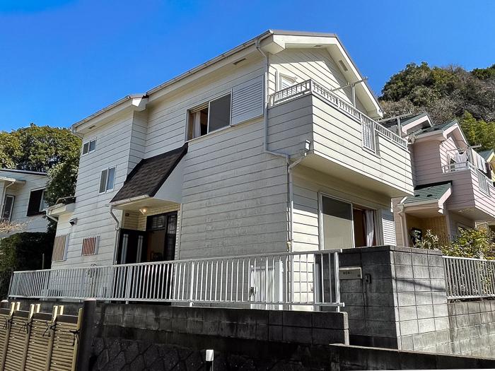 鎌倉市二階堂の売買物件/外壁はアイボリーのラップサイデイディング