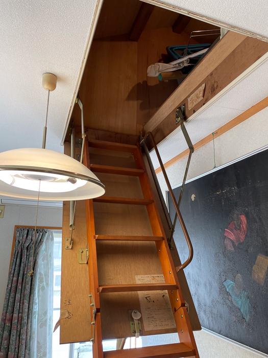 鎌倉市二階堂の売買物件/２階洋室の小屋裏を利用した収納。これがあるということは天井を外すと大きな空間ができるでしょう