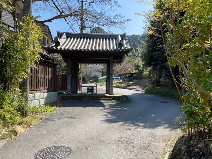 鎌倉市二階堂の売買物件/車は瑞泉寺の第一の山門の脇を通ります