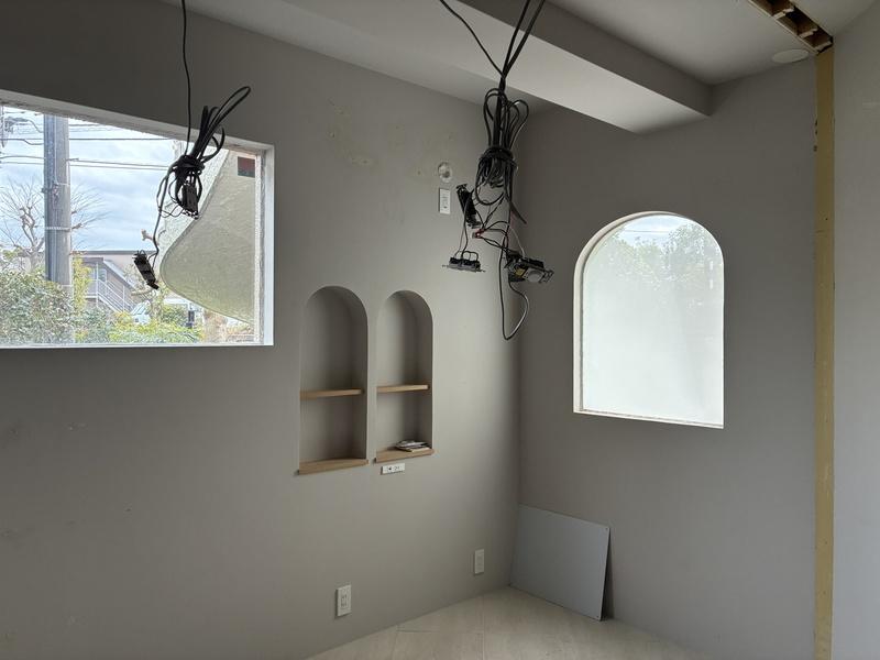 鎌倉市御成町の賃貸物件/窓が可愛い。残置された壁のニッチもいいです