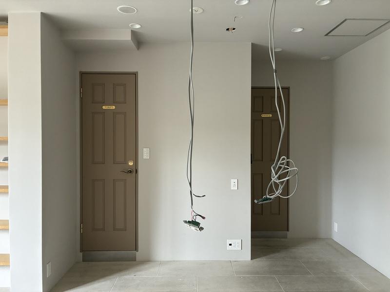 鎌倉市御成町の賃貸物件/ドアも可愛い。それぞれトイレと給湯室です