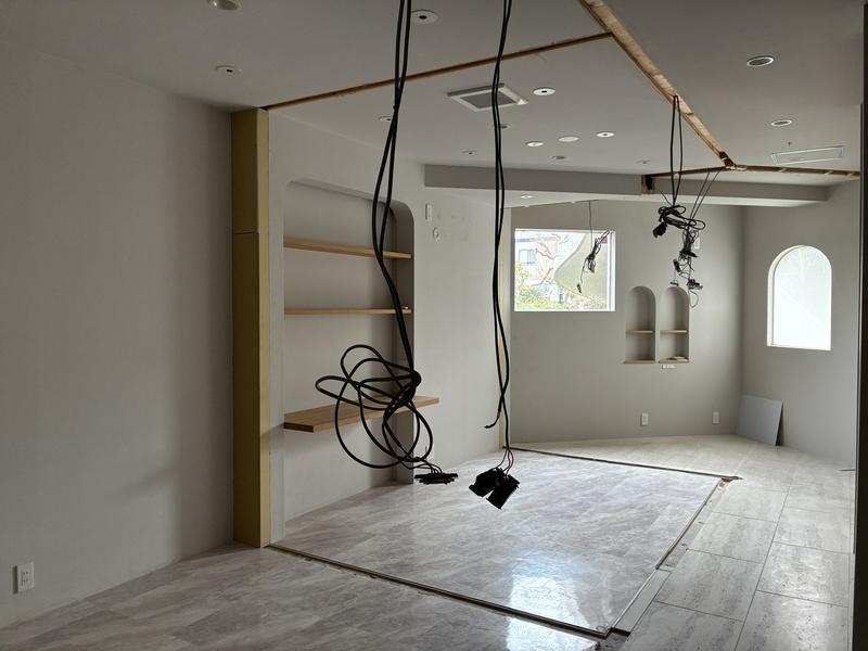 鎌倉市御成町の賃貸物件/少し引きで。奥から窓の方を見るとこんな感じ