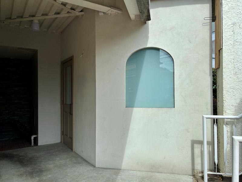 鎌倉市御成町の賃貸物件/外観。窓の形がいいです