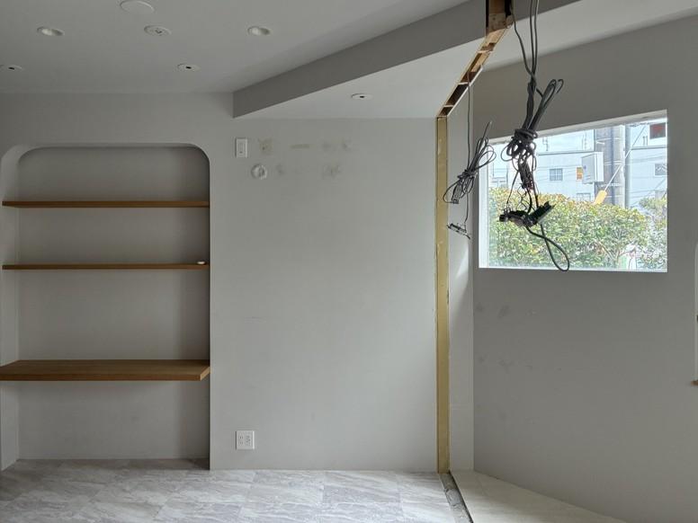 鎌倉市御成町の賃貸物件/ドアから入ってすぐ。自然光の入り方は控えめでつつましい