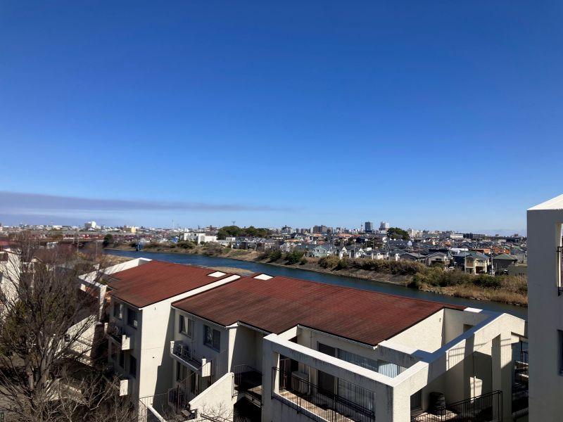 平塚市唐ケ原の売買物件/眺望｜建物ごしに花水川の流れがちらりと見えます。