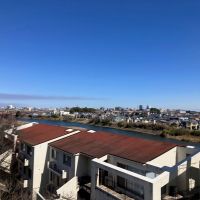 平塚市唐ケ原の売買物件/眺望｜建物ごしに花水川の流れがちらりと見えます。