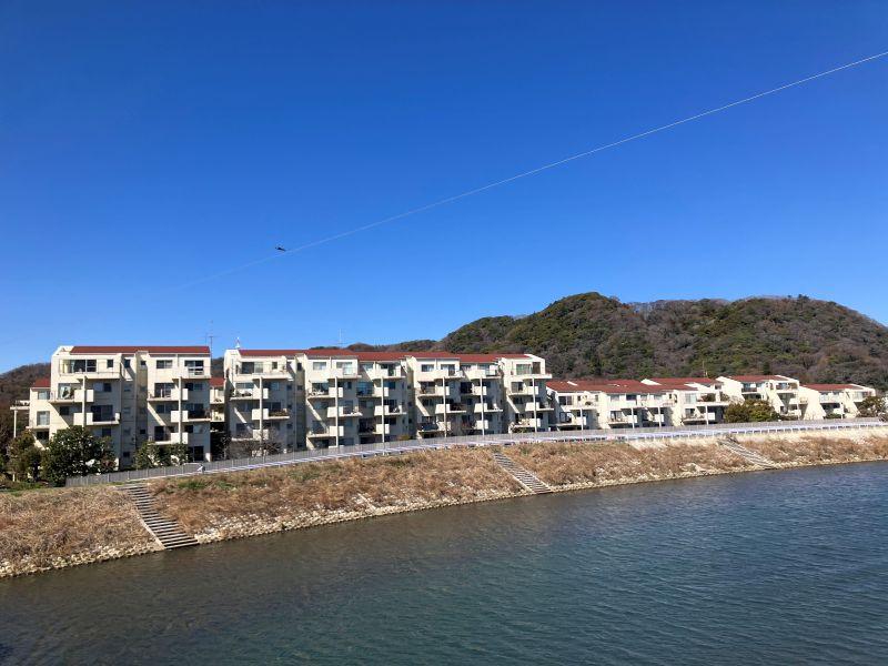 平塚市唐ケ原の売買物件/外観｜海にもほど近い花水川沿いに建つ130戸の集合住宅です。