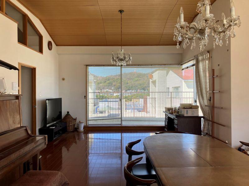 平塚市唐ケ原の売買物件/LD（23.8帖）｜平面方向にも広がりがあります。