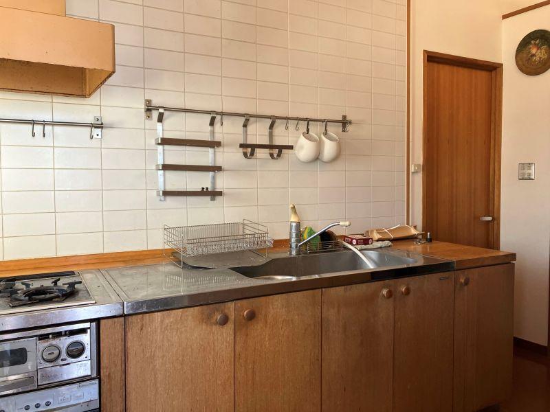 平塚市唐ケ原の売買物件/キッチン｜ステンレスと木製の天板に、前面の壁は白いタイル。背面にはカップボードがあり収納も十分。