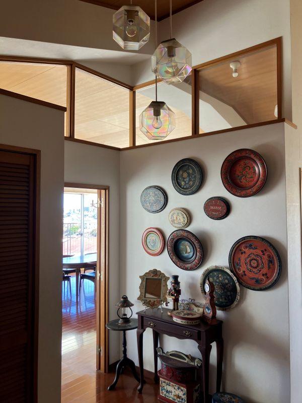 平塚市唐ケ原の売買物件/玄関｜玄関の高天井には吊るしの照明が。高窓から明るさを取り入れています。