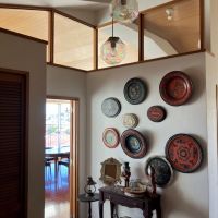 平塚市唐ケ原の売買物件/玄関｜玄関の高天井には吊るしの照明が。高窓から明るさを取り入れています。