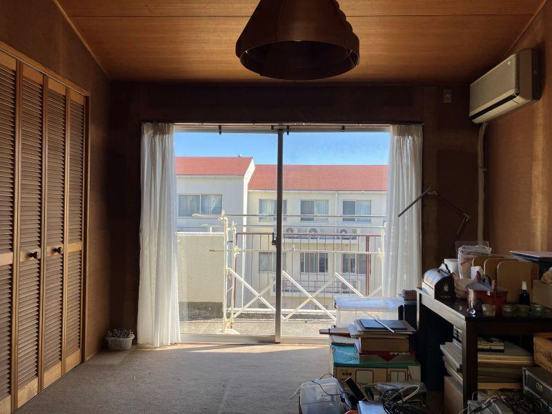 平塚市唐ケ原の売買物件/洋室（9.3帖）｜一番大きな個室。バルコニーに出られます。