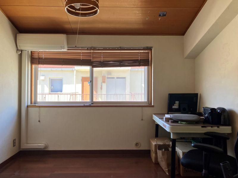 平塚市唐ケ原の売買物件/洋室（6.6帖）｜リビングとは逆に低めの勾配天井。