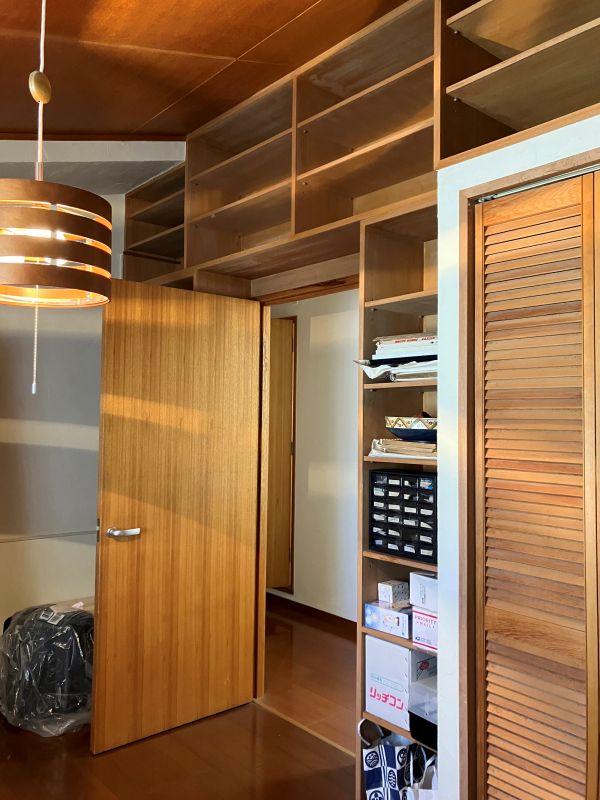 平塚市唐ケ原の売買物件/洋室（7.0帖）｜壁の上部に造作の収納が。