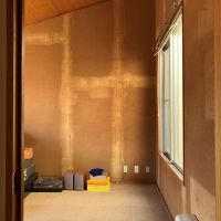 平塚市唐ケ原の売買物件/洋室（9.3帖）｜今は珍しい布クロス。やや染みがあります。