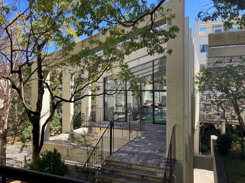 平塚市唐ケ原の売買物件/共用部｜かっこいい集会室は、住民の集まりに使われているもよう。