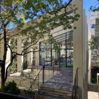 平塚市唐ケ原の売買物件/共用部｜かっこいい集会室は、住民の集まりに使われているもよう。