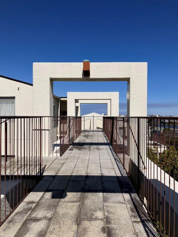 平塚市唐ケ原の売買物件/共用部｜6階の住戸同士はこんな通路でつながっています。