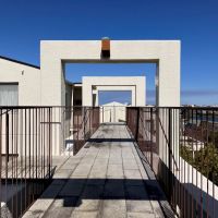 平塚市唐ケ原の売買物件/共用部｜6階の住戸同士はこんな通路でつながっています。