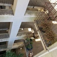 平塚市唐ケ原の売買物件/共用部｜構造体はグリット状になっていて、繊細な手摺が張り巡らされています。