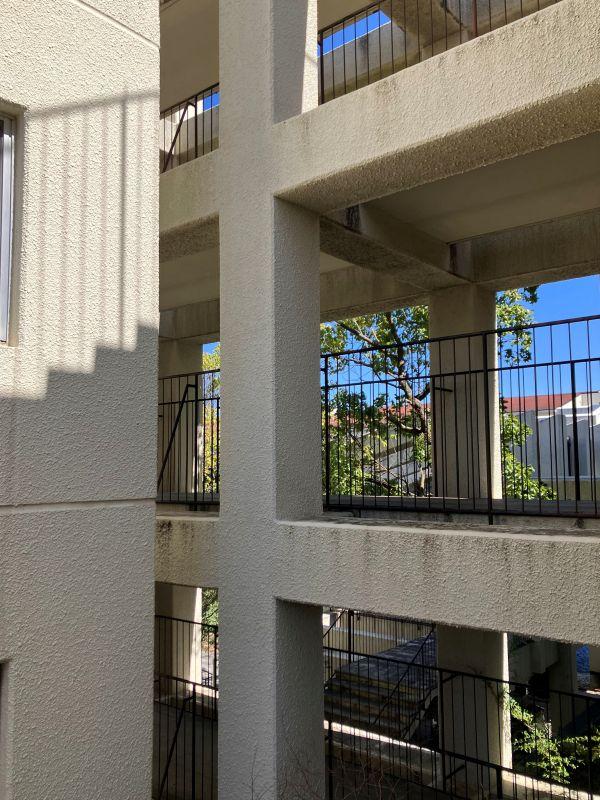 平塚市唐ケ原の売買物件/共用部｜光と影の美しさにほれぼれ。