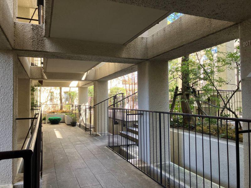 平塚市唐ケ原の売買物件/共用部｜光と影の美しさにほれぼれその2。