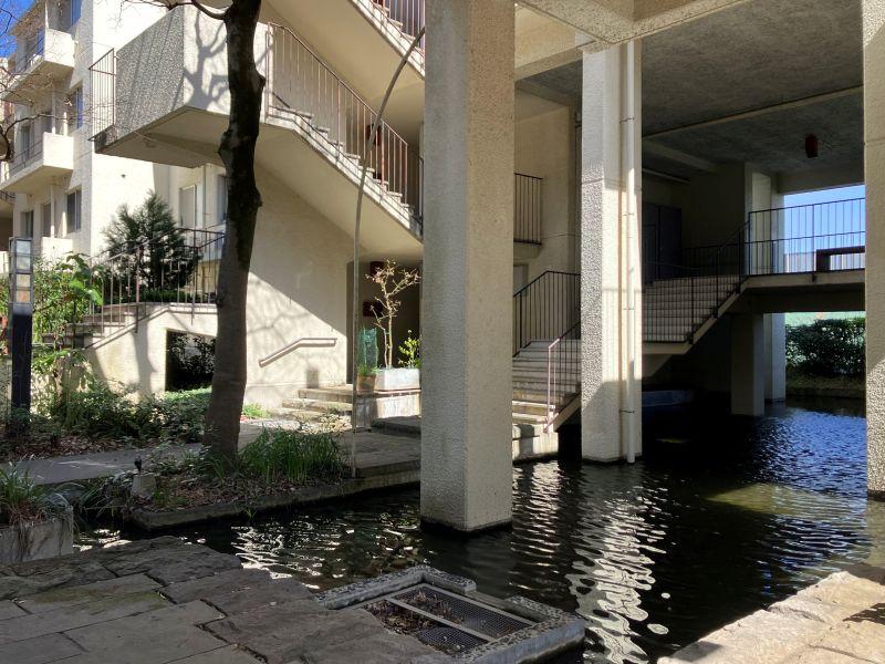 平塚市唐ケ原の売買物件/外構｜大き目の水盤もあります。