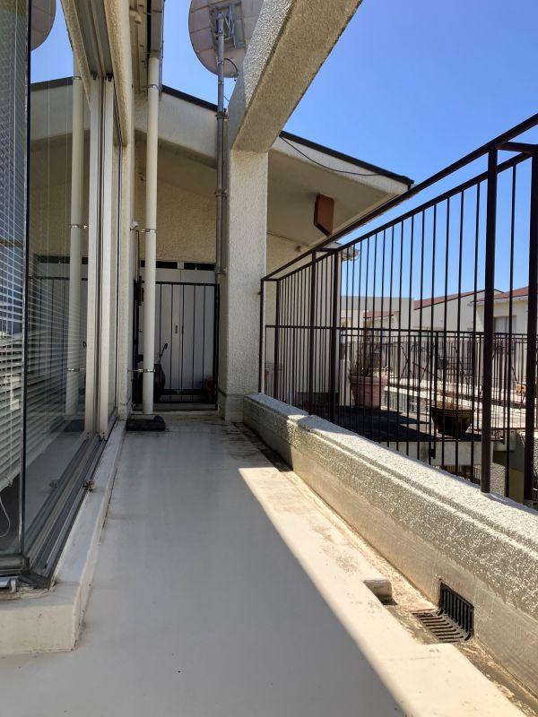 平塚市唐ケ原の売買物件/ルーフバルコニー｜LDをぐるりと囲んで、玄関につながっています。