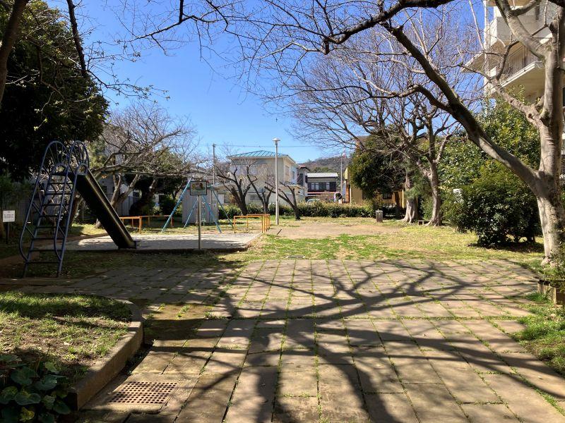 平塚市唐ケ原の売買物件/外構｜敷地内には遊具のある公園も。