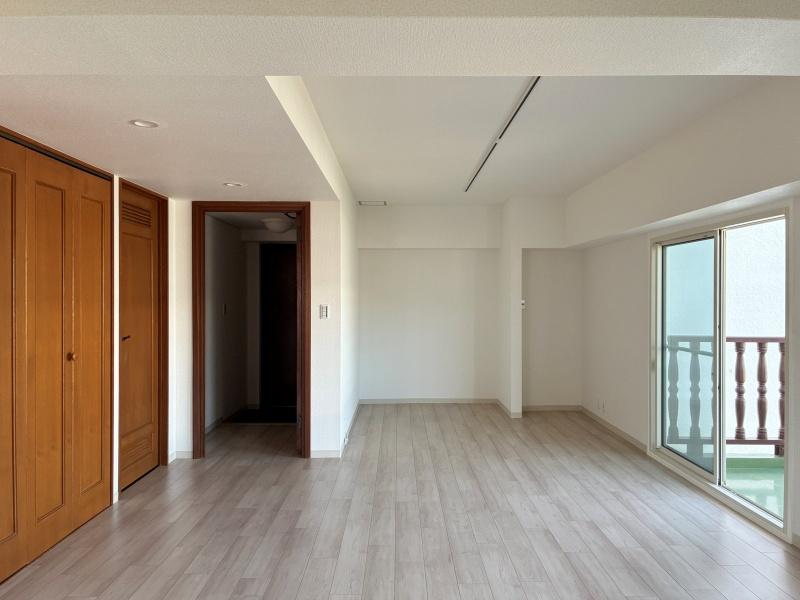 逗子市小坪五丁目の売買物件/反対から見て。暗さの気になる玄関まわりは、壁を取り払ってしまうのもひとつ。床にはラグを敷いたり、床材自体を変えてアップグレードしても良いかもしれません